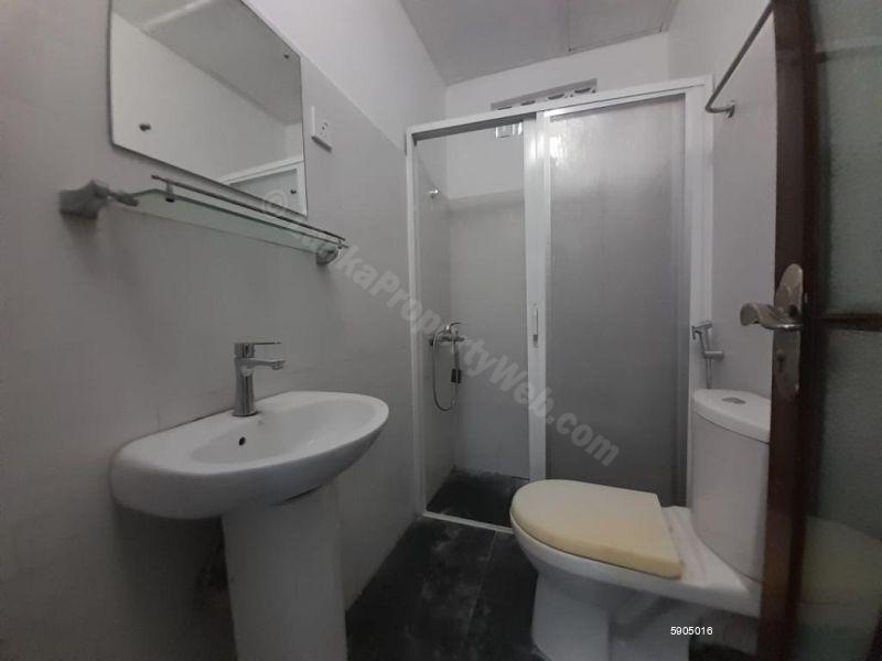 Bathroom - House for rent in Colombo 5