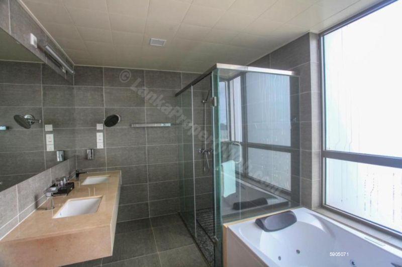 Bathroom - Apartment for sale in Colombo 3