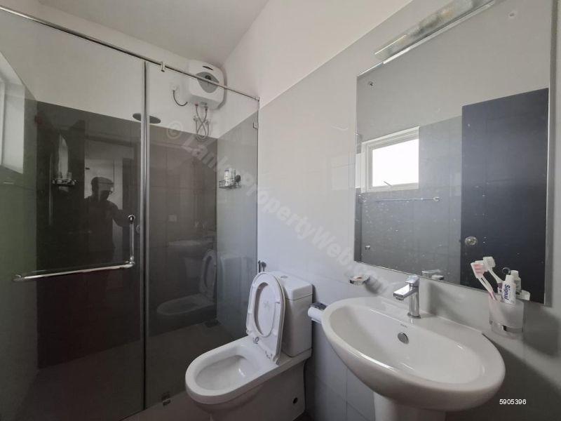 Bathroom - House for rent in Piliyandala
