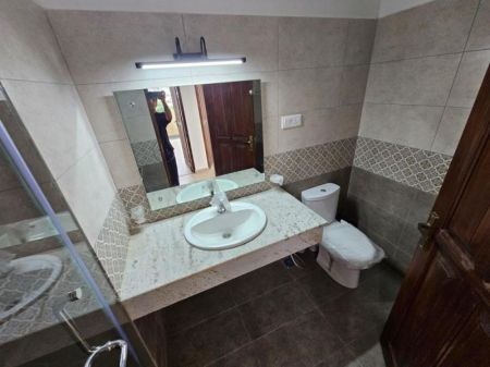 Bathroom - 3 Bed Apartment For Sale in Colombo 5 (With Tenant)