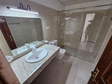 Bathroom - 3 Bed Apartment For Sale in Colombo 5 (With Tenant)