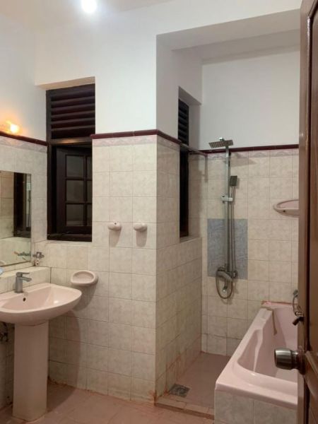 Bathroom - 4 Story House for Rent in Hill Street, Dehiwla - EH348