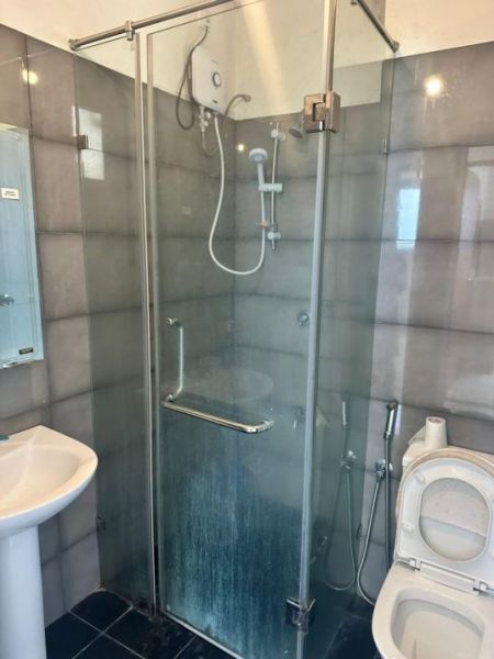 Bathroom - Oval view/Furnished/2 beds/Apartment for rent in Colombo 8