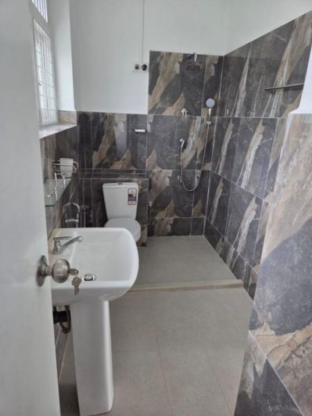 Bathroom - 3 Bedroom House for Rent – Gregory’s Road, Colombo 07 | LKR 300,000 (EM001MK)