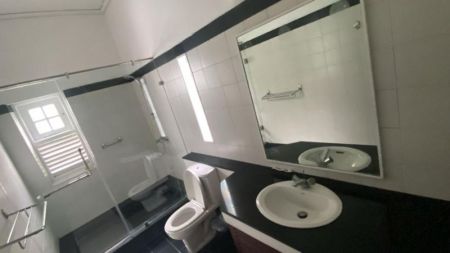 Bathroom - Luxury Two-Storey House for Rent in Thalawathugoda - EH401