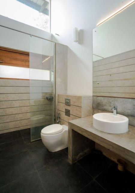 Bathroom - Luxury Spacious house with Furniture is Available for Lease in kelaniya