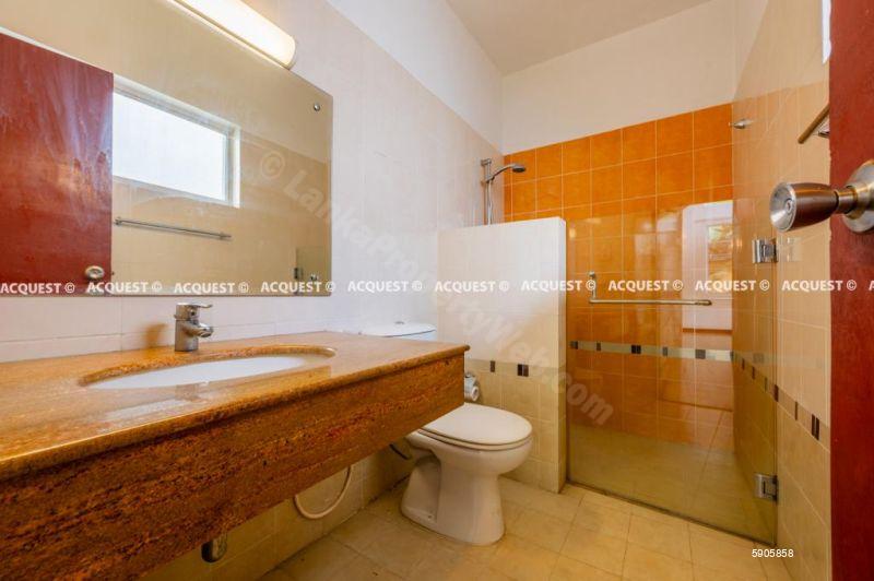 Bathroom - House for rent in Battaramulla