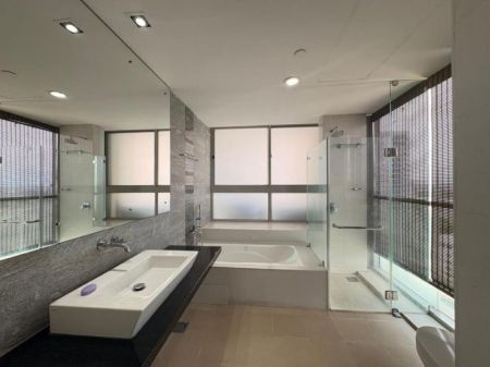 Bathroom - 3BR Apartment for Rent in Colombo 2 | Rent: LKR 600,000