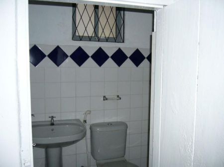 Bathroom - NUGEGODA : 7 BR (30 perches) COLONIAL BUNGALOW FOR SALE