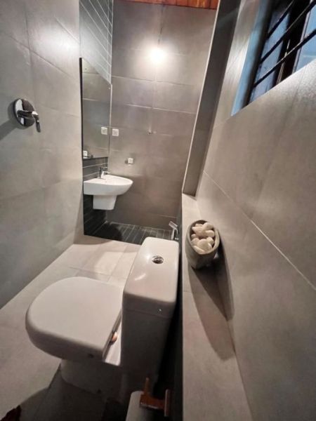 Bathroom - Two-storied House For Rent In Colombo 06 - Pdh376