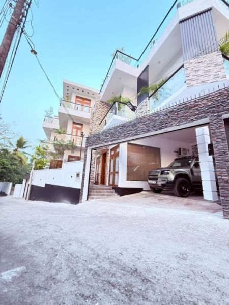 Exterior - 4 Bedroom house for sales in Thalawathugoda 