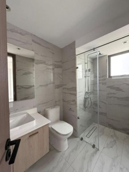 Bathroom - Luxury Brand New 3 Bedroom Apartment for Rent at Prive, Jawatte Road, Colombo 05 / LKR 550,000 (EM103VW)