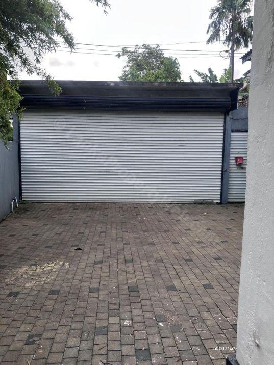 Roller gate with parking space - House for rent in Pita Kotte