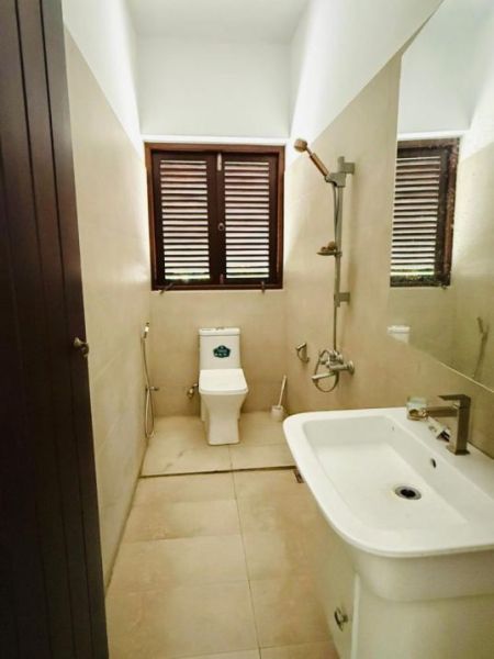 Bathroom - Luxury Modern 5 Bedroom House for rent in Thalawathugoda 