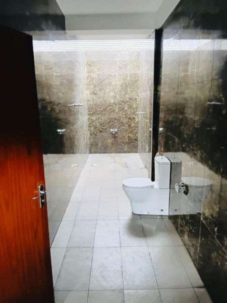 Bathroom - 4 BR House for rent in Thalawathugoda 