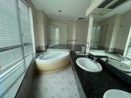 Bathroom - Iceland - 03 Bedroom Furnished Apartment for Rent in Colombo 03 (A3698)