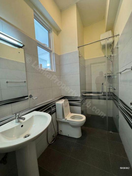 Bathroom - Apartment for rent in Battaramulla