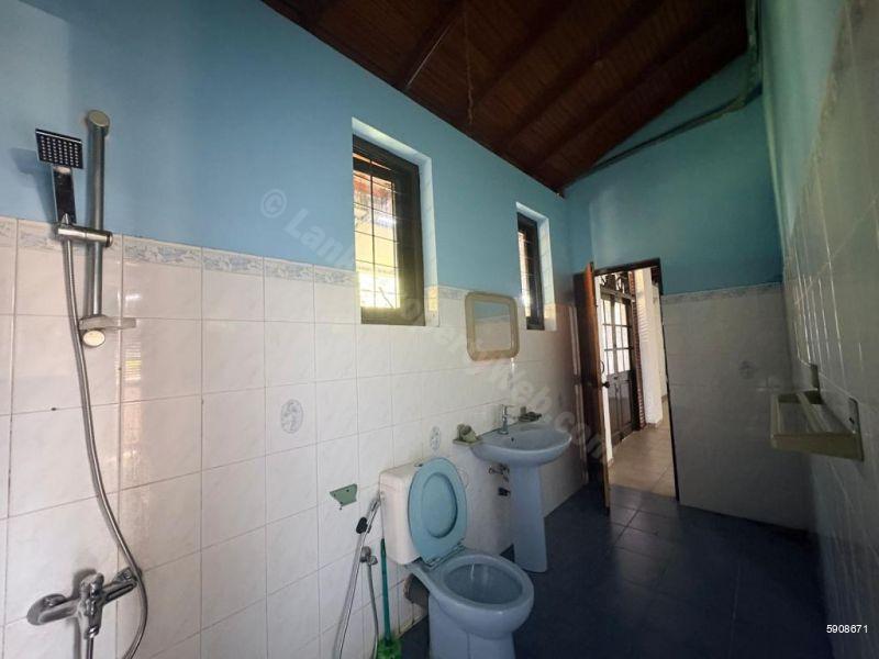 Bathroom - House for rent in Battaramulla