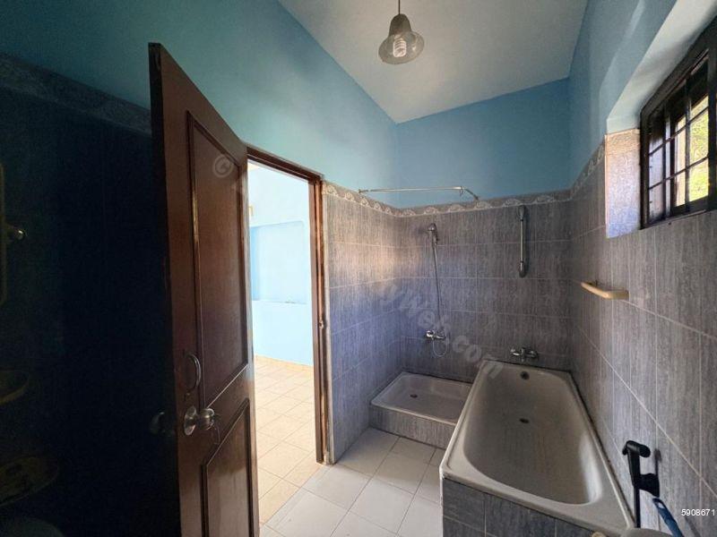 Bathroom - House for rent in Battaramulla