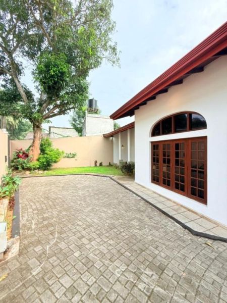 Exterior - 18.5 Perch Land with 6 Bedroom House for Sale in Colombo 5, S1925