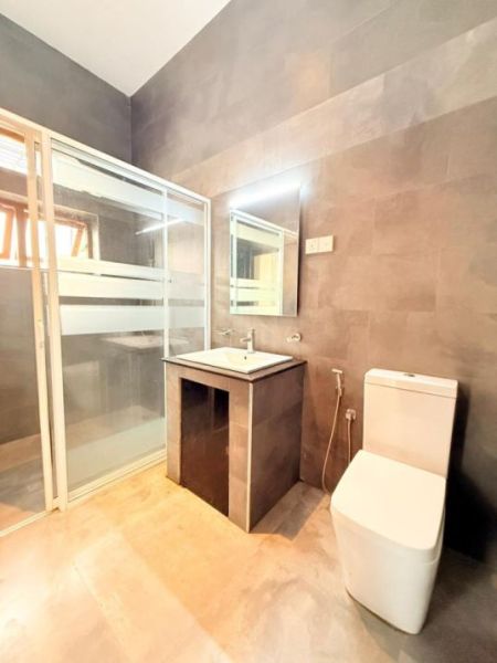 Bathroom - 18.5 Perch Land with 6 Bedroom House for Sale in Colombo 5, S1925