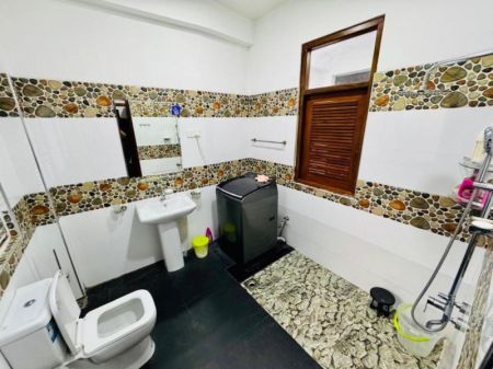 Bathroom - (P654) Elegant Three Storey House for Sale in Angoda Junction