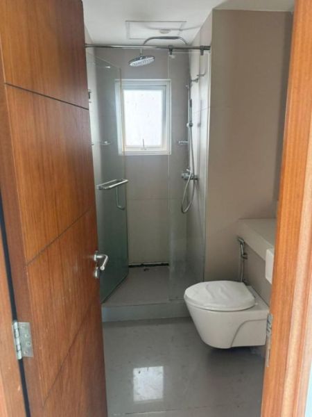Bathroom - Combined unit at Sky gardens unfurnished for sale - Rajajgiriya 