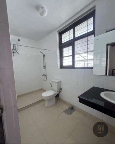 Bathroom - Upstairs house for rent in Nawala