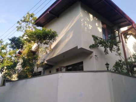 Exterior - 3 Bedroom Fully Furnished House for Rent - Battaramulla, Akuregoda | USD 1,250 Per Month (EM711)