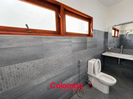Bathroom - Colombo 5 House - 9 Room 8 Washroom Spacious House on 16p for RENT / LEASE - Dr. Lester James Peiris Mawatha / Dickmans 