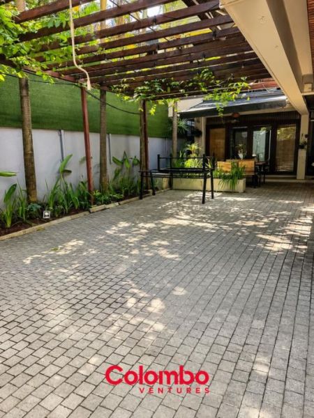 Exterior - Colombo 5 House - 9 Room 8 Washroom Spacious House on 16p for SALE - Dr. Lester James Peiris Mawatha / Dickmans Road