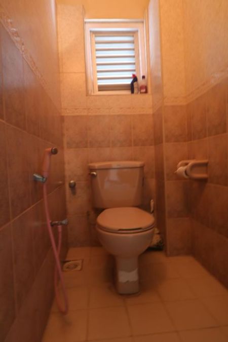 Bathroom - FOR SALE: Well-presented Colombo 5 Apartment