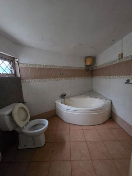 Bathroom - FOR Rent | Colombo 5 | 6-Bedrooms |   House