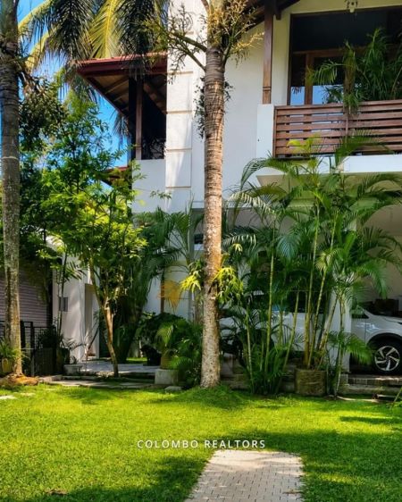 Exterior - 4 Bedroom Waterfront Semi Furnished Modern House for RENT - Nawala, Rajagiriya   (HR-154)