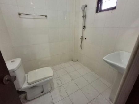 Bathroom - 05 Bedroom Unfurnished 03 Storied House for Sale in Colombo 05 (A1780)
