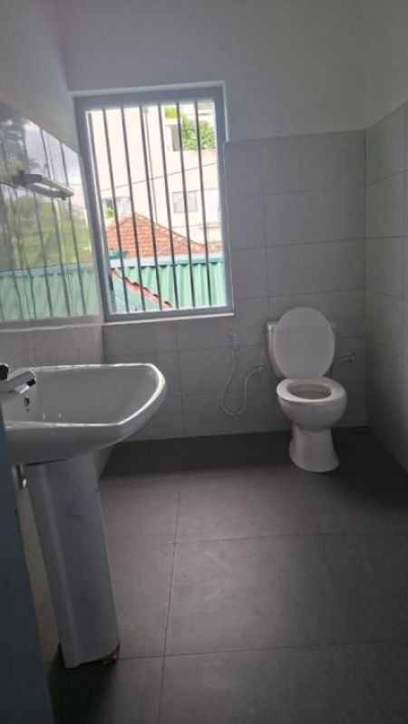 Bathroom - Spacious Two-Storey Villa for Rent – Colombo 05