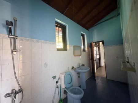 Bathroom - Spacious 4 Bedroom House for Rent at Battaramulla | LKR 250,000 per Month (EM008AC)