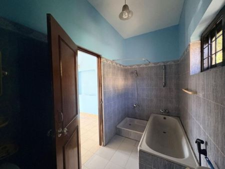 Bathroom - Spacious 4 Bedroom House for Rent at Battaramulla | LKR 250,000 per Month (EM008AC)