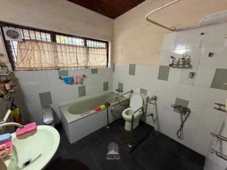 Bathroom - House for Sale at Udaya Mawatha, Off Templers Road, Mount Lavinia (HSSH133)