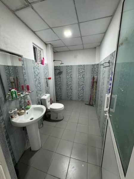 Bathroom - House and three-storey dormitory building for sale in Malabe (SSPH-319)