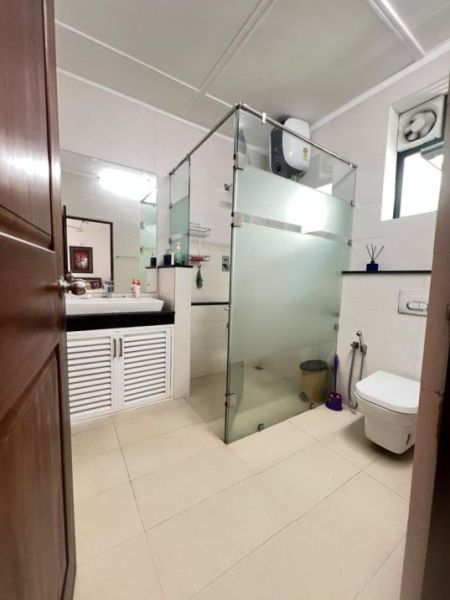 Bathroom - 4 Bedroom Furnished House for Sale - Colombo 7 | LKR 320 Million (EM726)