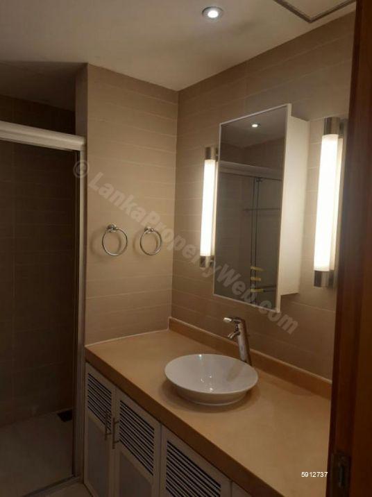 Bathroom - Apartment for sale in Colombo 5