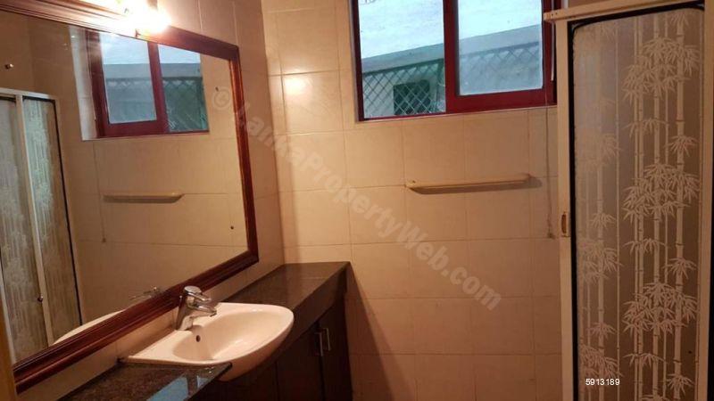 Bathroom - House for rent in Battaramulla