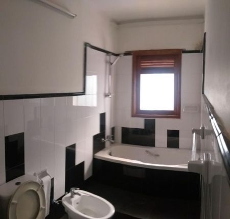 Bathroom - Large bungalow for commertial use