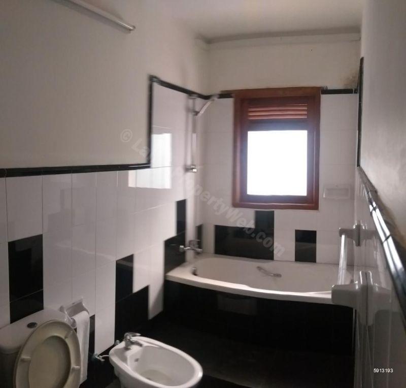 Bathroom - Villa for rent in Colombo 4