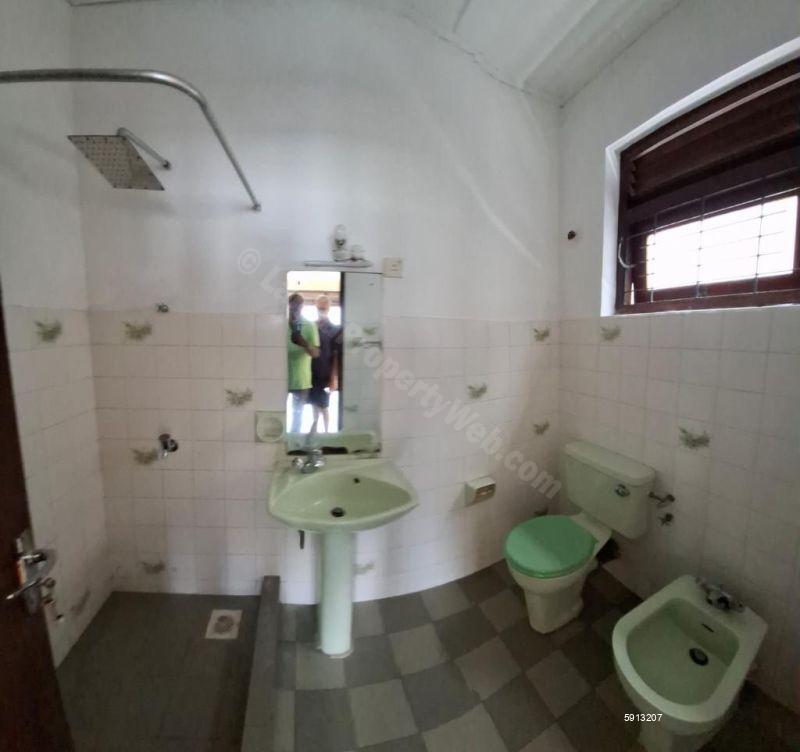 Bathroom - House for rent in Dehiwala