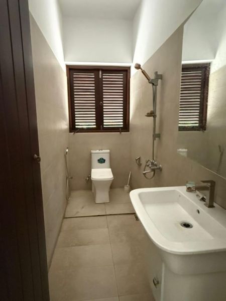 Bathroom - Luxury 5 Bedroom House for Rent – Thalawathugoda