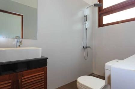 Bathroom - 6 Bedroom Luxury Waterfront Villa Rent Nawala