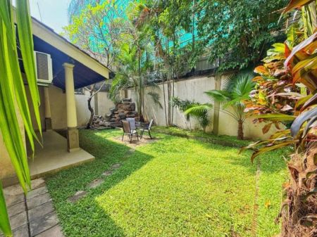 Exterior - 5 Bedrooms Large House For Rent In Colombo 07 