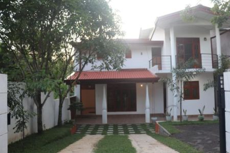 Exterior - Homagama : 5BR (10P) Two-Storey House for Sale in Kiriwaththuduwa